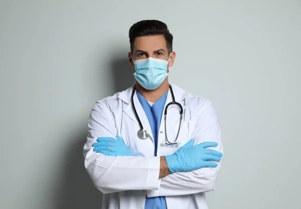 Açık Gri Arka Plana Karşı Koruyucu Maskeli Doktor Tıbbi Eldiven — Stok fotoğraf
