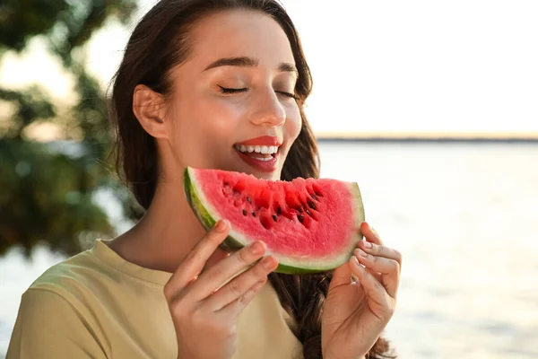 Mooie Jonge Vrouw Met Watermeloen Buurt Van Rivier — Stockfoto