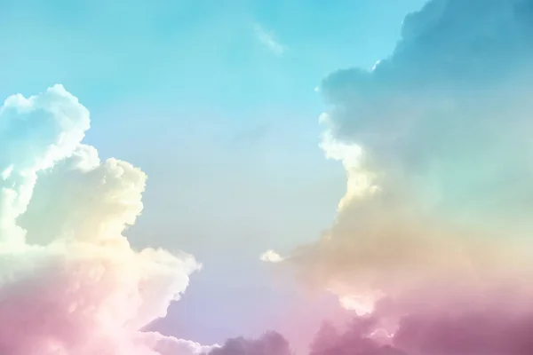 幻想の世界 パステルの虹やユニコーンの色でトーン ふわふわの雲と美しい魔法の空の絵のような景色 — ストック写真