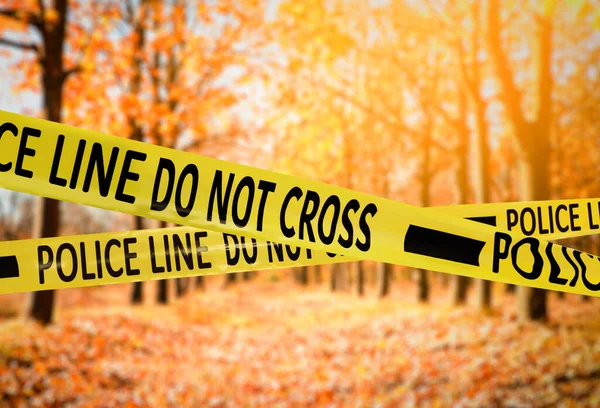 犯罪現場を隔離する黄色い警察テープ 紅葉公園の絶景 — ストック写真