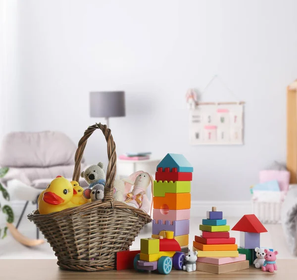 Набір Різних Милих Іграшок Дерев Яному Столі Дитячій Кімнаті — стокове фото