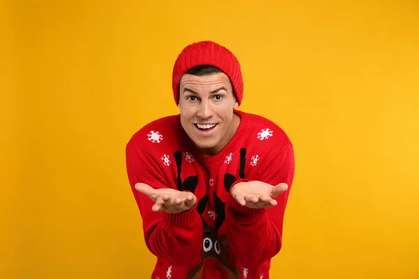 Emotional Man Christmas Sweater Hat Yellow Background — Stock Photo, Image