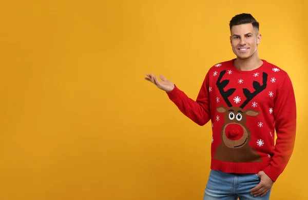 Bello Uomo Maglione Natale Sfondo Giallo Spazio Testo — Foto Stock