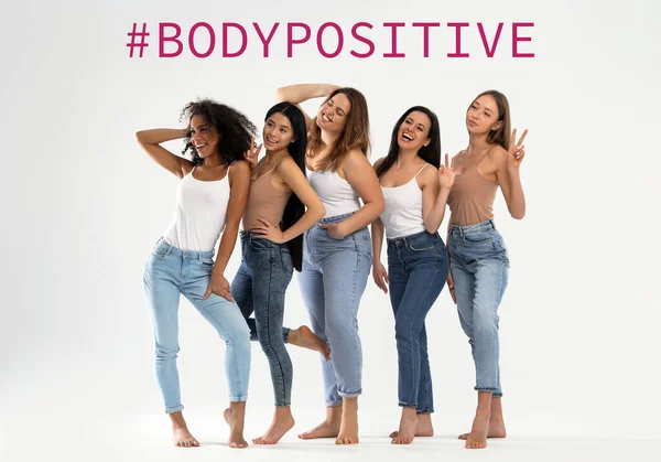 Hermosas Mujeres Sonrientes Sobre Fondo Blanco Con Hashtag Bodypositive — Foto de Stock