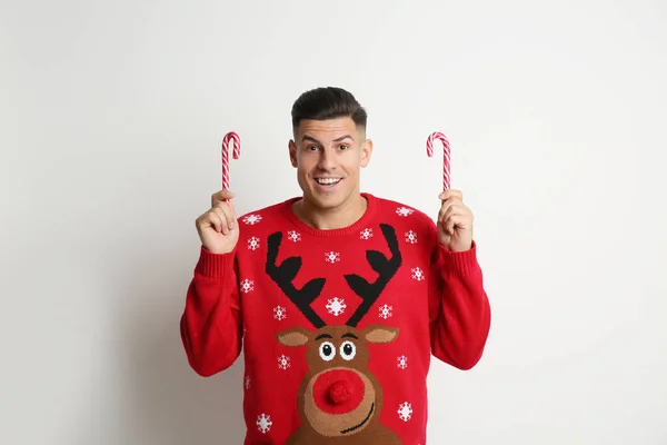 Hombre Feliz Jersey Navidad Con Bastones Caramelo Sobre Fondo Blanco — Foto de Stock