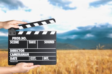 Asistan dışarıda el çırpma tahtası tutuyor, yakın plan. Sinema yapımı 