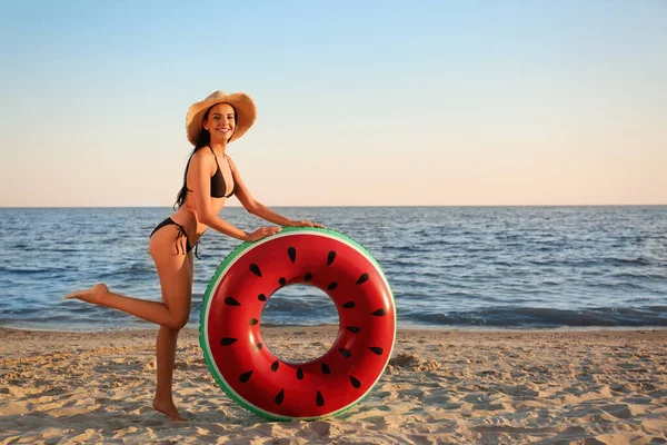 Schöne Junge Frau Schwarzem Stylischem Bikini Mit Aufblasbarem Ring Strand — Stockfoto