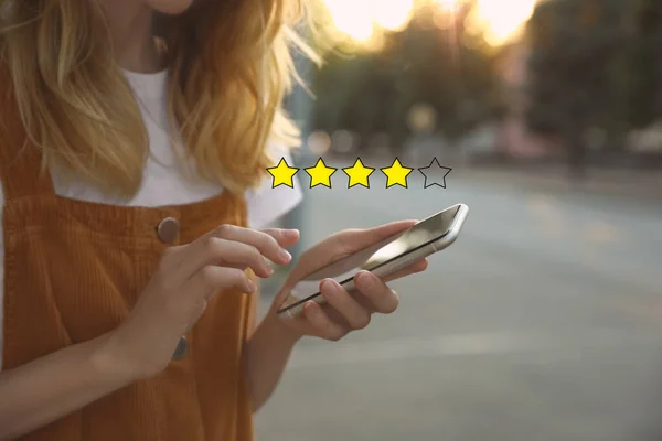 Mulher Deixando Revisão Line Smartphone Livre Close Quatro Cinco Estrelas — Fotografia de Stock