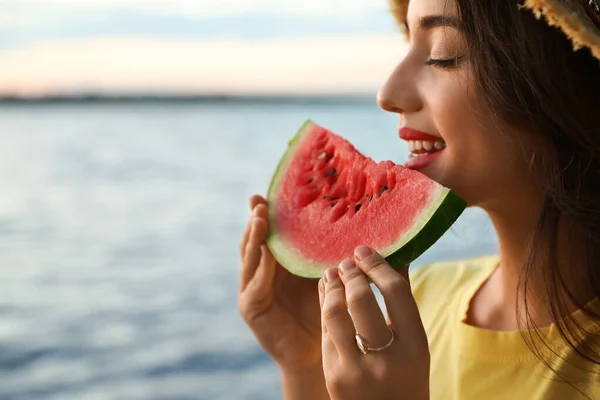Mooie Jonge Vrouw Met Watermeloen Buurt Van Rivier Closeup — Stockfoto