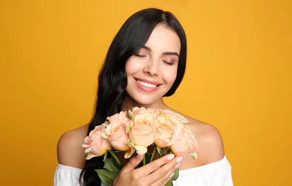 Ritratto Donna Sorridente Con Bellissimo Bouquet Sfondo Arancione — Foto Stock