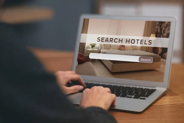 Kobieta Szukająca Hotelu Laptopa Przy Stole Zbliżenie Rezerwacja Usług Online — Zdjęcie stockowe