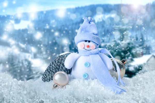 Bonito Boneco Neve Brinquedo Com Bolas Natal Floresta Inverno — Fotografia de Stock