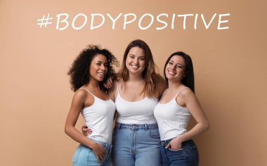 Bej arka planda güzel gülümseyen kadınlar hashtag 'i Bodypositive