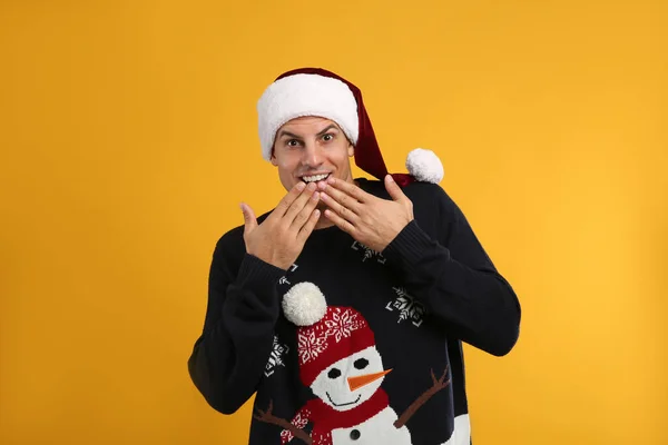 Surprised Man Christmas Sweater Santa Hat Yellow Background — Stock Photo, Image