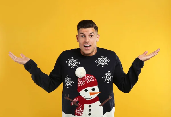 Surprised Man Christmas Sweater Yellow Background — Stock Photo, Image