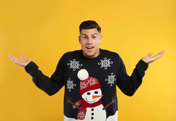 Hombre Sorprendido Jersey Navidad Sobre Fondo Amarillo — Foto de Stock