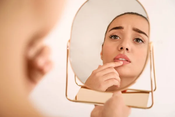 Mujer Emocional Con Herpes Tocando Los Labios Frente Espejo Contra — Foto de Stock