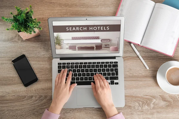 Egy Keresi Hotelt Laptoppal Asztalnál Felülnézetből Foglalási Online Szolgáltatás — Stock Fotó