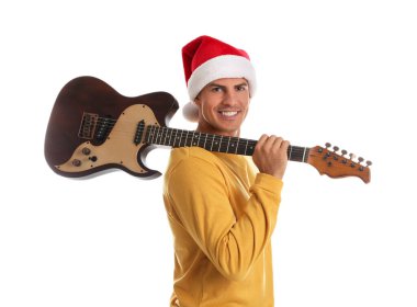 Beyaz arka planda elektro gitarlı Noel Baba şapkalı bir adam. Noel müziği