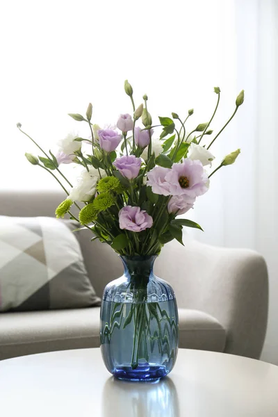 Μπουκέτο Όμορφα Λουλούδια Eustoma Στο Τραπέζι Στο Δωμάτιο — Φωτογραφία Αρχείου