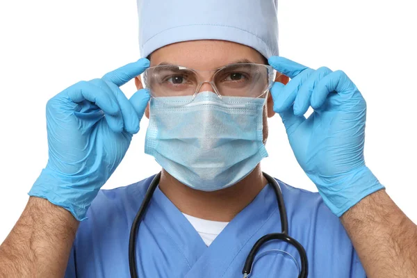 Beyaz Arka Plana Karşı Koruyucu Maskeli Gözlüklü Tıbbi Eldivenli Doktor — Stok fotoğraf