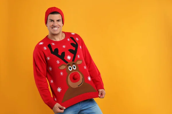 Hombre Feliz Con Sombrero Mostrando Suéter Navidad Sobre Fondo Amarillo — Foto de Stock