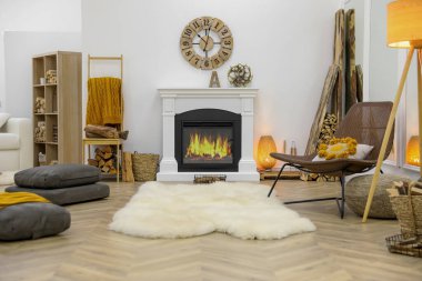 Çağdaş oda içinde yanan alevi olan zarif şömine.