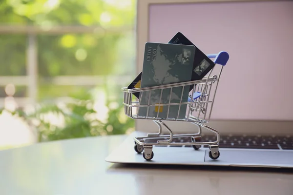 Internetshopping Liten Vagn Med Kreditkort Och Laptop Bordet Inomhus Utrymme — Stockfoto