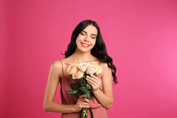 Portret Van Lachende Vrouw Met Mooi Boeket Roze Achtergrond — Stockfoto