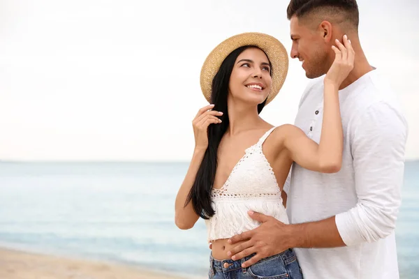 Schönes Paar Das Zeit Zusammen Strand Verbringt Raum Für Text — Stockfoto