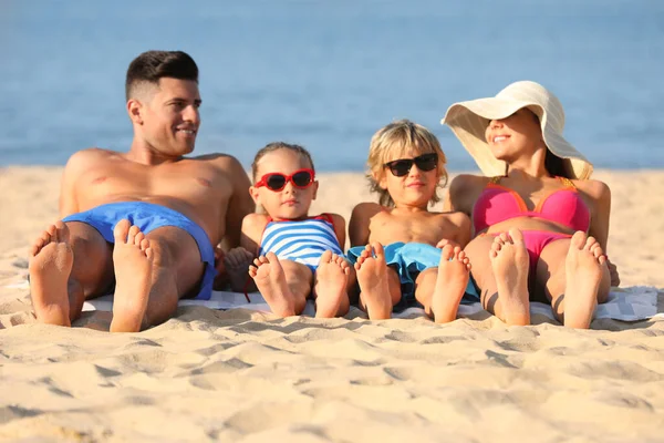 Lycklig Familj Ligger Sandstrand Nära Havet Sommarlov — Stockfoto