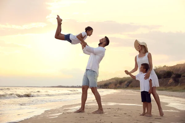 Lycklig Familj Som Har Kul Sandstrand Nära Havet Vid Solnedgången — Stockfoto