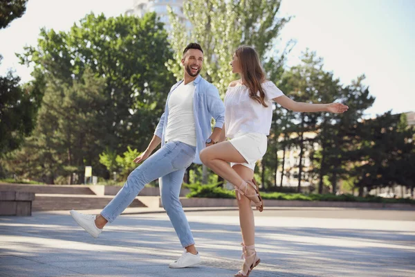 Preciosa Pareja Joven Bailando Juntos Aire Libre Día Soleado — Foto de Stock