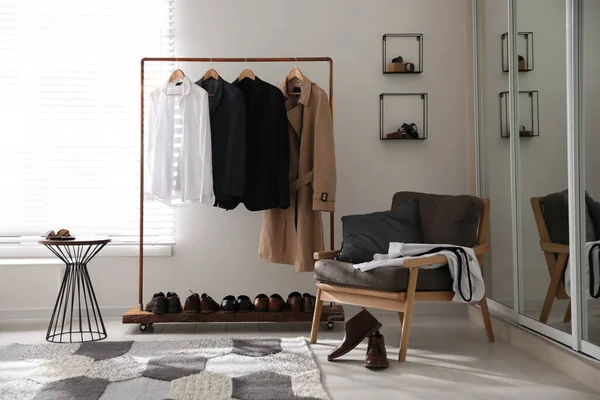 Omklädningsrum Interiör Med Klädhängare Och Fåtölj — Stockfoto