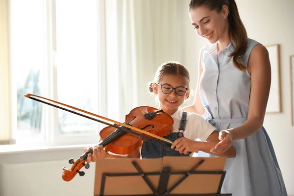 Giovane Donna Che Insegna Alla Bambina Suonare Violino Chiuso — Foto Stock