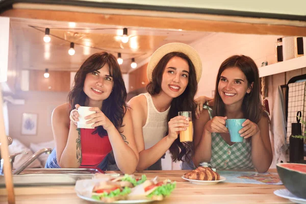 Mujeres Jóvenes Felices Desayunando Remolque Camping Vacaciones —  Fotos de Stock