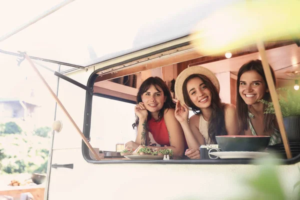 Glückliche Junge Frauen Wohnwagen Blick Von Außen Campingurlaub — Stockfoto