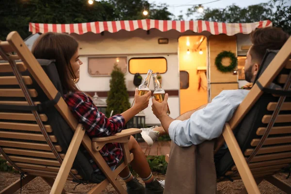 Jong Stel Toasten Met Flessen Bier Buurt Van Trailer Kampeerseizoen — Stockfoto