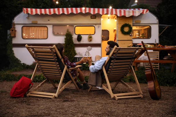 Jong Stel Toasten Met Flessen Bier Buurt Van Trailer Kampeerseizoen — Stockfoto