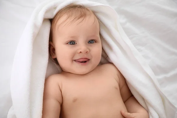 Lindo Bebé Con Toalla Suave Acostado Cama Después Del Baño — Foto de Stock