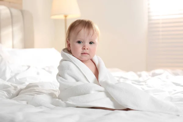 Lindo Bebé Con Toalla Suave Cama Después Del Baño — Foto de Stock