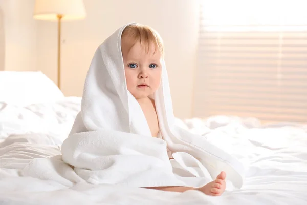 Niedliches Kleines Baby Mit Weichem Handtuch Auf Dem Bett Nach — Stockfoto