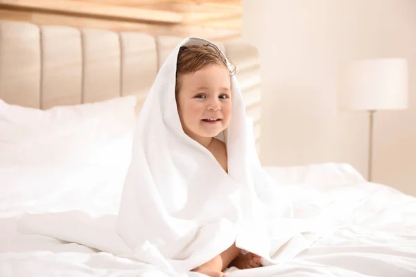 Lindo Bebé Con Toalla Suave Cama Después Del Baño — Foto de Stock