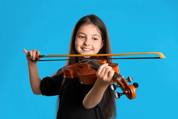 Preteen Menina Tocando Violino Fundo Azul Claro — Fotografia de Stock