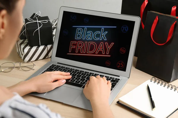 Perempuan Menggunakan Laptop Dengan Black Friday Pengumuman Meja Kayu Closeup — Stok Foto