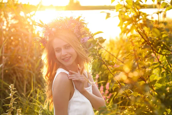 Ung Kvinna Bär Krans Gjord Vackra Blommor Utomhus Solig Dag — Stockfoto