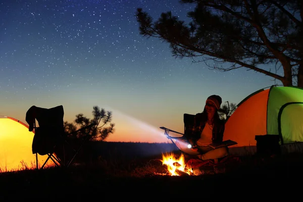 Mulher Com Lanterna Perto Fogueira Noite Temporada Acampamento — Fotografia de Stock