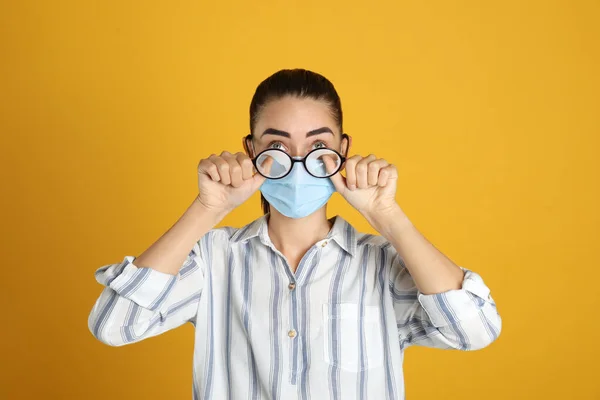 Mujer Limpiando Gafas Niebla Causadas Por Uso Máscara Médica Sobre — Foto de Stock