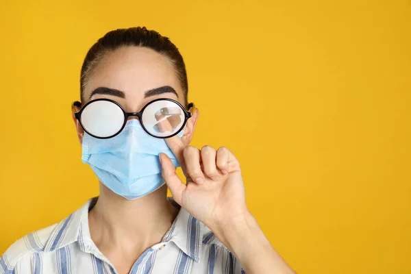 Mujer Limpiando Gafas Niebla Causadas Por Uso Máscara Médica Sobre — Foto de Stock