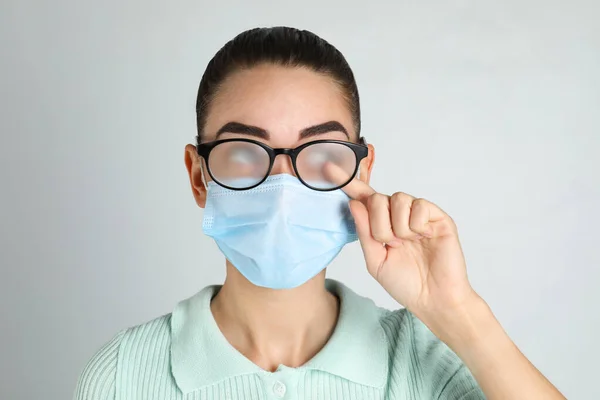 Mujer Limpiando Gafas Niebla Causadas Por Uso Máscara Médica Sobre —  Fotos de Stock